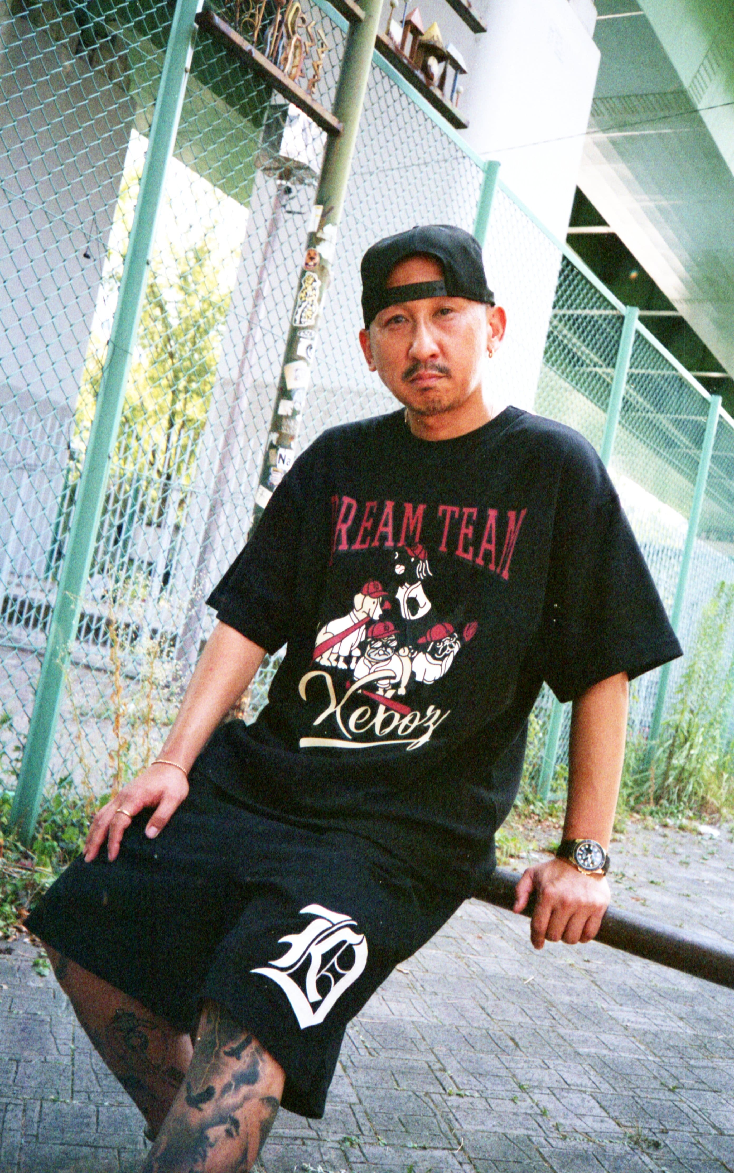 DREAMTEAM × KEBOZ AIKEN S/S TEE