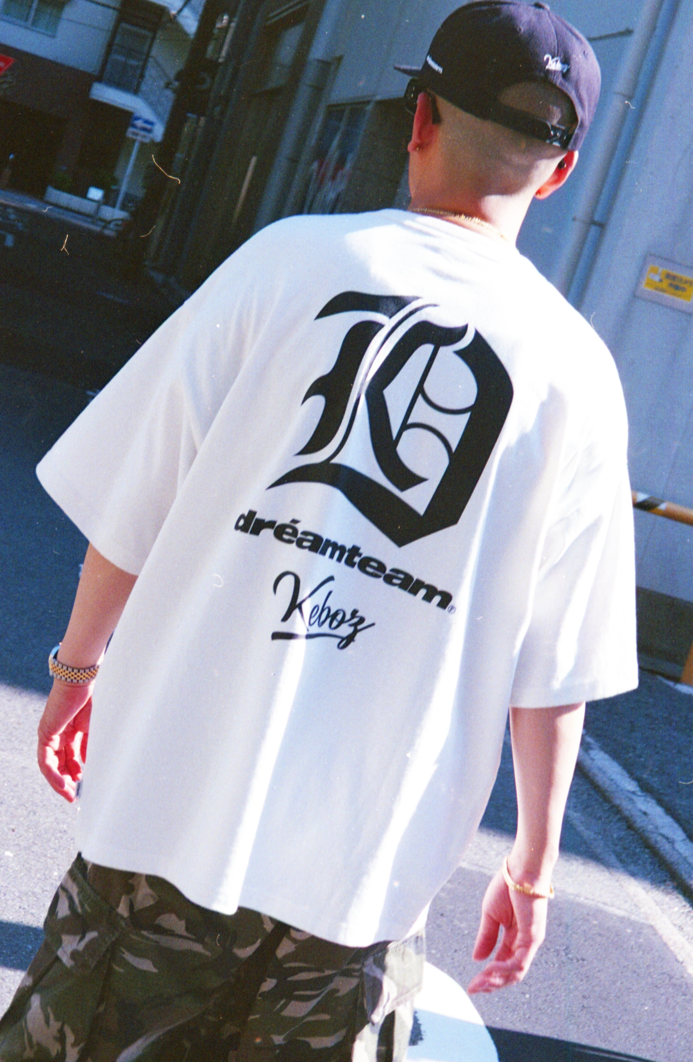 DREAMTEAM × KEBOZ LOGO S/S TEE