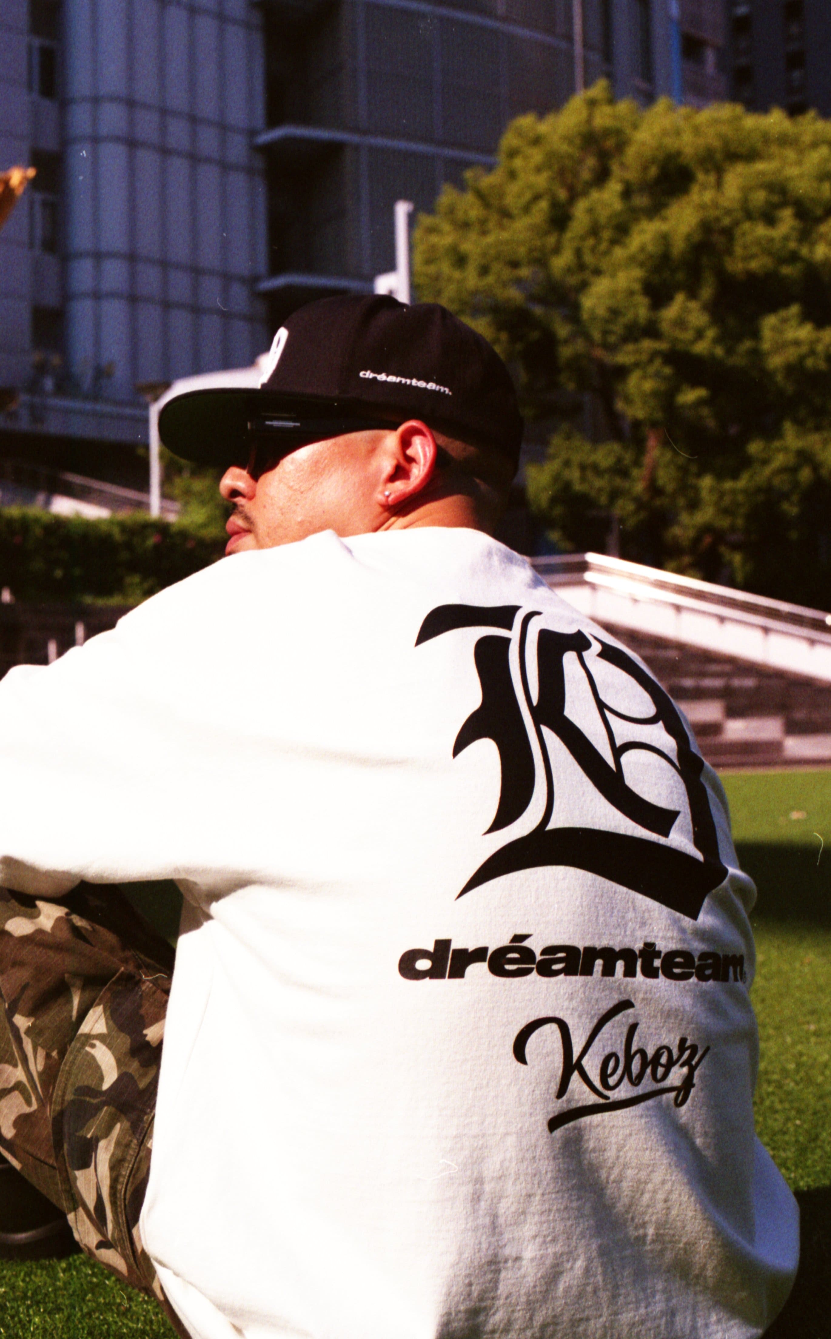 DREAMTEAM × KEBOZ LOGO S/S TEE