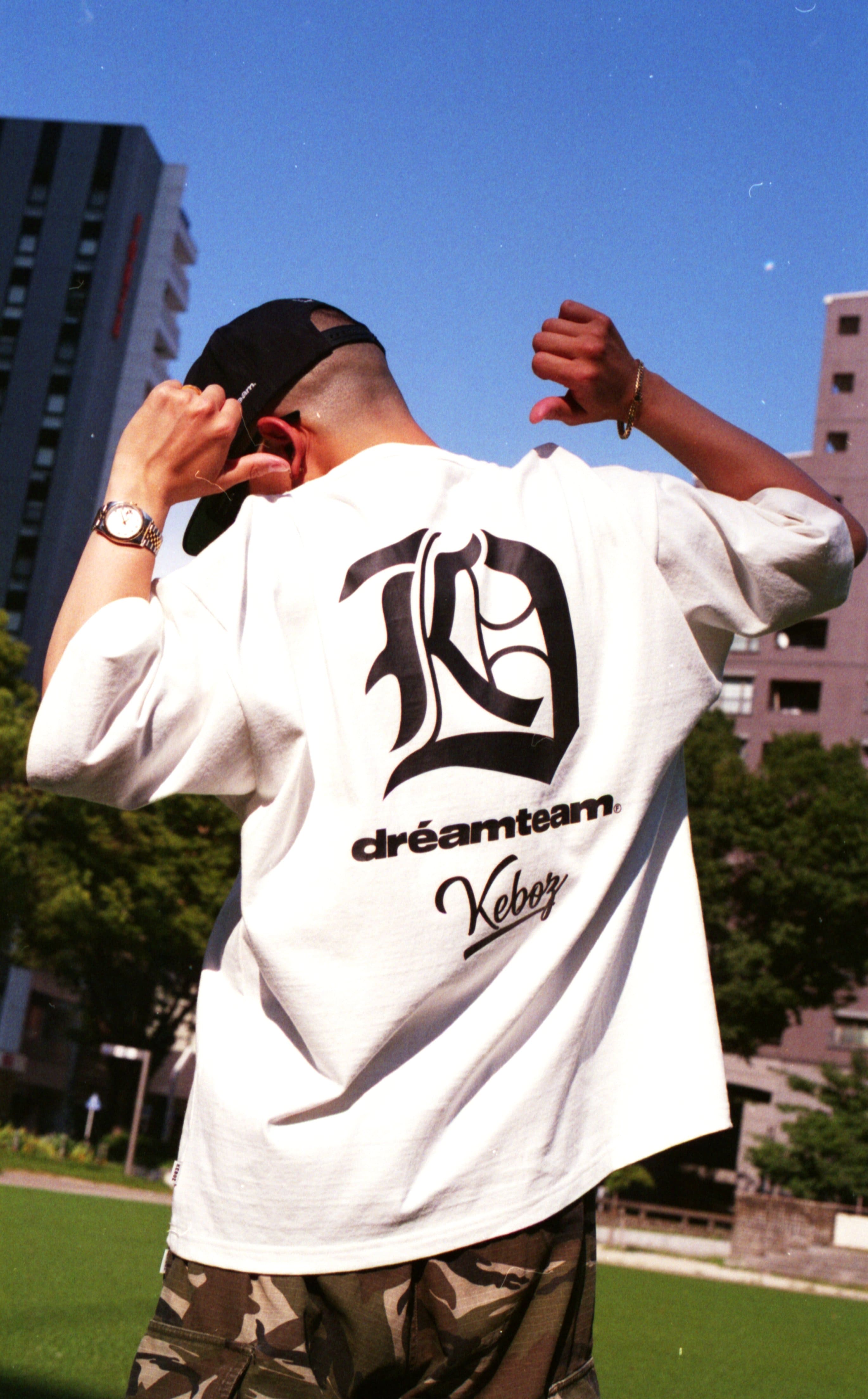 DREAMTEAM × KEBOZ LOGO S/S TEE