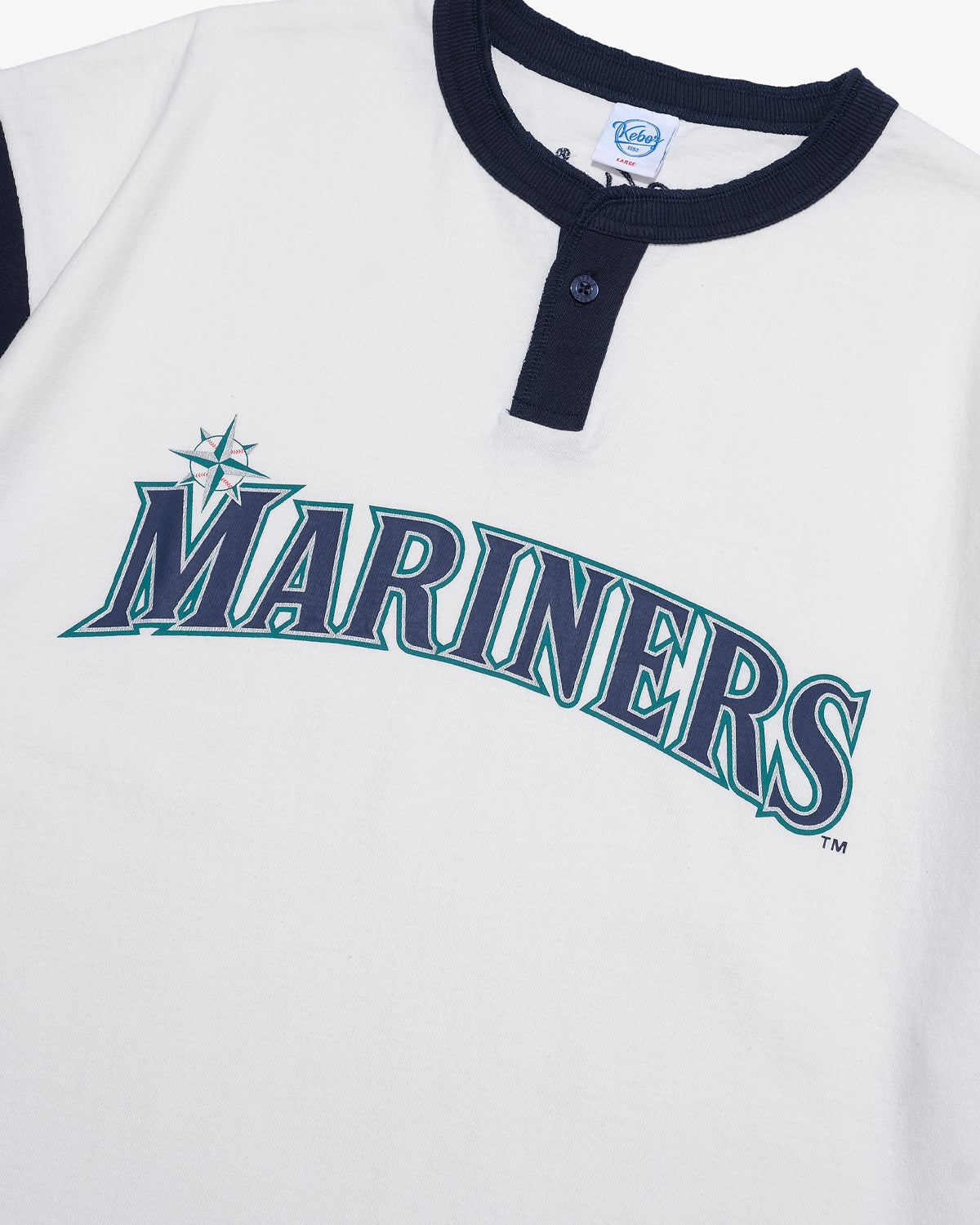 KEBOZ × MLB SEATTLE MARINERS ROUND HEM HENLEY NECK S/S TEE