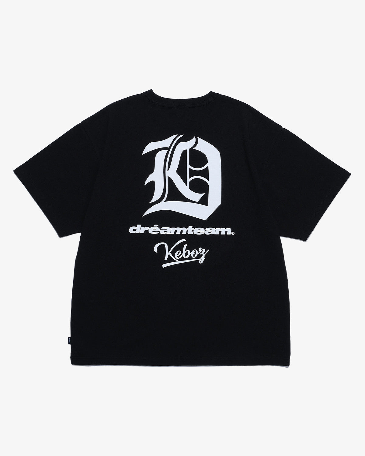 DREAMTEAM × KEBOZ LOGO S/S TEE