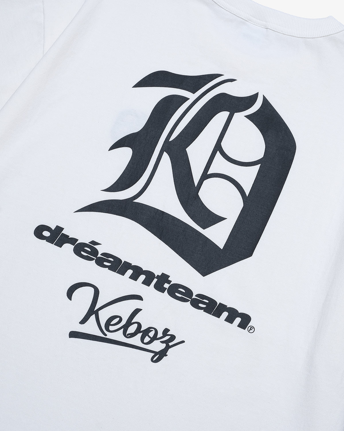 DREAMTEAM × KEBOZ LOGO S/S TEE