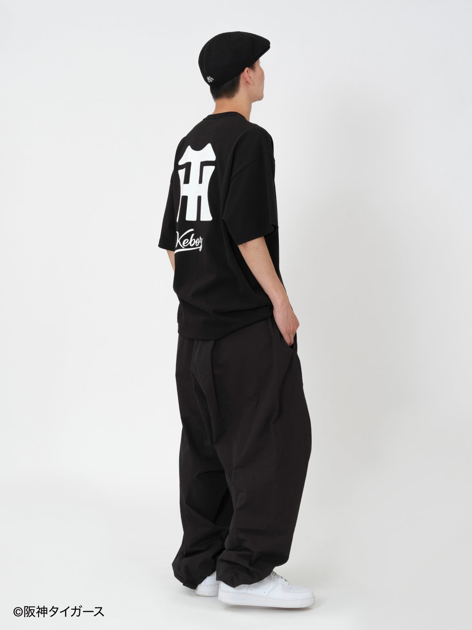 H: 177cm / SIZE: L