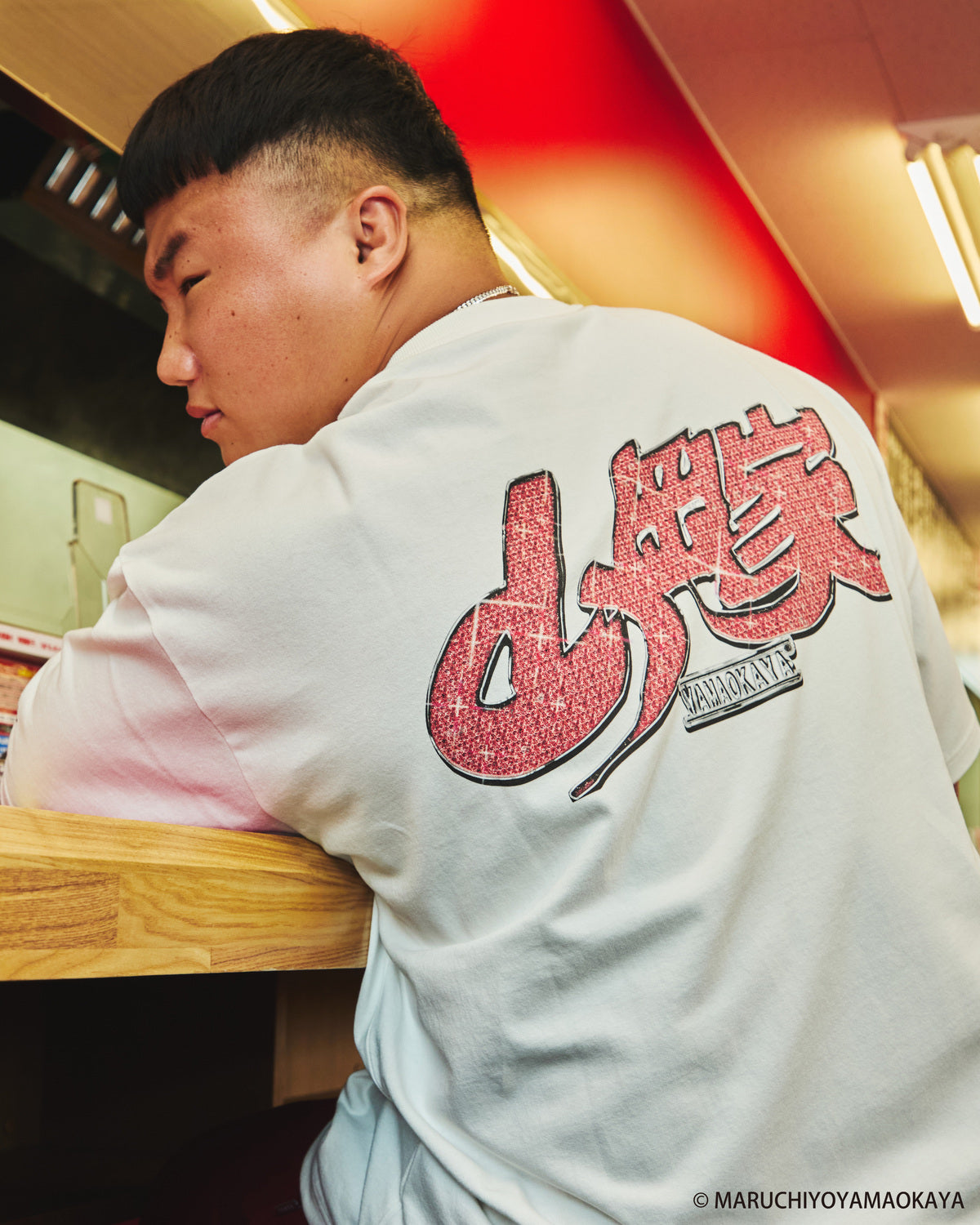 山岡家 × KEBOZ SPARKLE LOGO S/S TEE