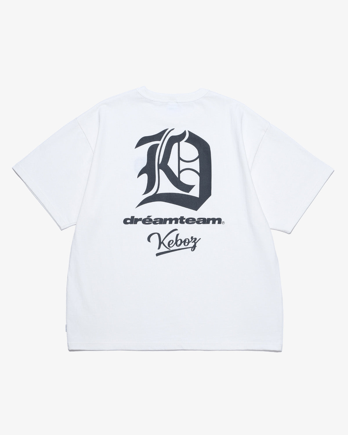 DREAMTEAM × KEBOZ LOGO S/S TEE