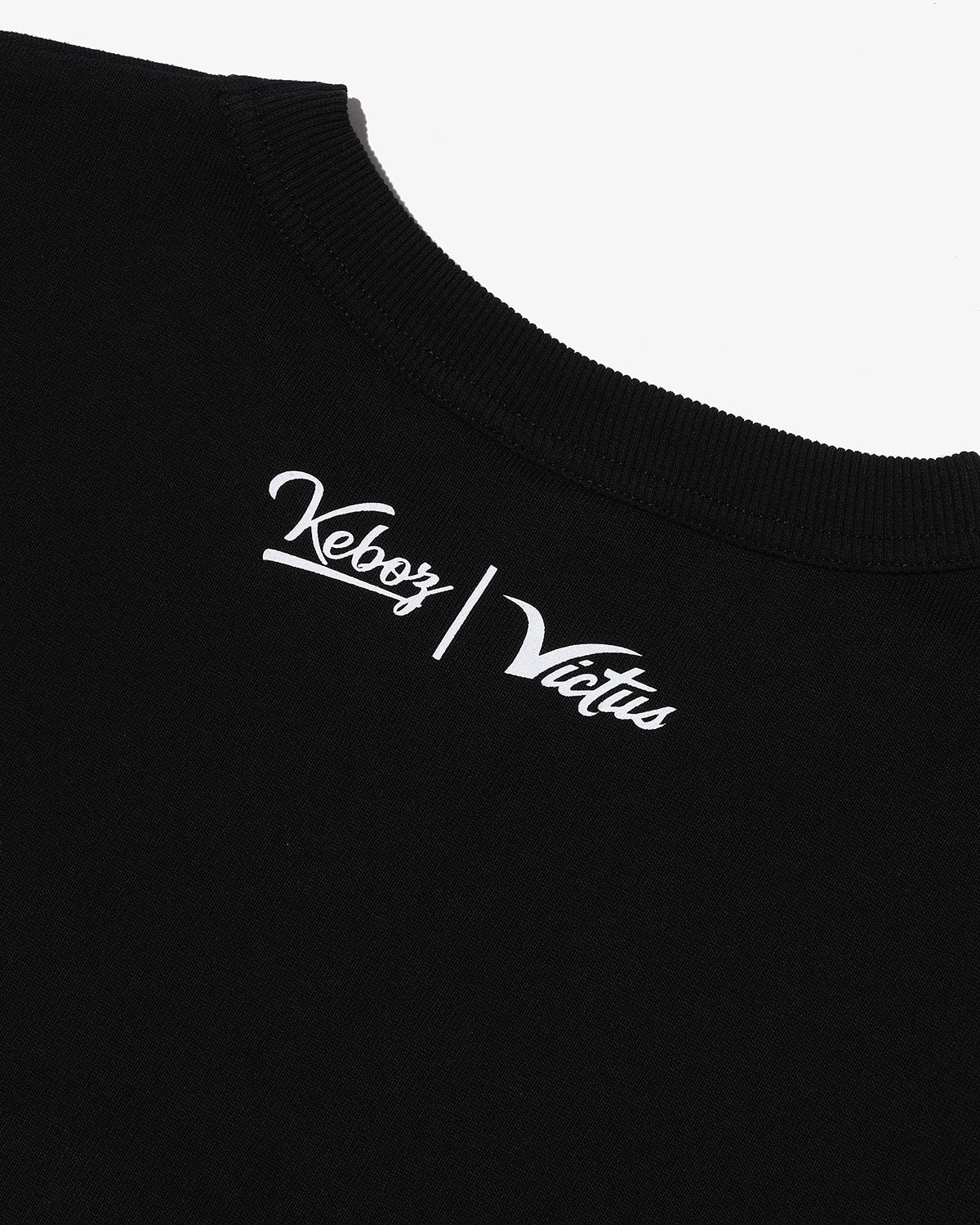 VICTUS × KEBOZ LOGO S/S TEE