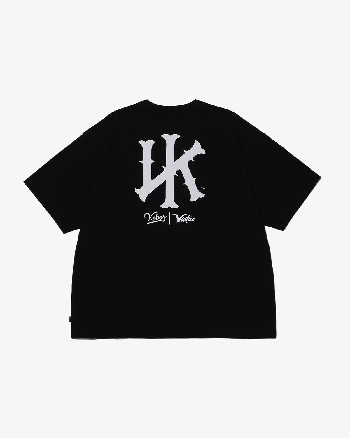 VICTUS × KEBOZ VK S/S TEE